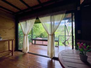 una stanza con una grande porta a vetri con tende di Finca El Fin del Afán - Vegara Cundinamarca a Vergara