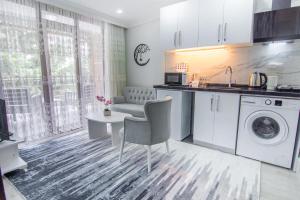 Kuchyň nebo kuchyňský kout v ubytování Cozy 1br With Inviting Balcony