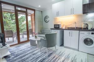 Φωτογραφία από το άλμπουμ του Cozy 1br & Sofabed With Inviting Balcony σε Buyukcekmece