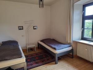 ein Schlafzimmer mit zwei Betten und einem Fenster in der Unterkunft Feriendomizil Hunsrück und Mosel in Berglicht