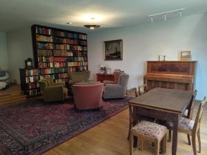 ein Wohnzimmer mit Tisch und Stühlen und einem Klavier in der Unterkunft Feriendomizil Hunsrück und Mosel in Berglicht