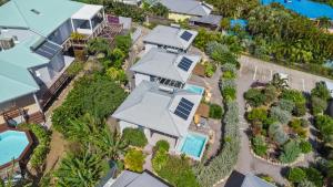 an aerial view of a house with a swimming pool at Bungalow Lagoon in Fouché