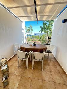a dining room with a table and chairs at Apartamento in M'diq