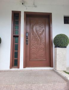 a brown door with a design on it at Hostel da Dani in Balneário Camboriú