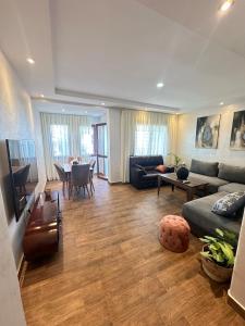 a living room with a couch and a table at Apartamento in M'diq