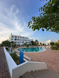 a large swimming pool in front of a building at Apartamento in M'diq