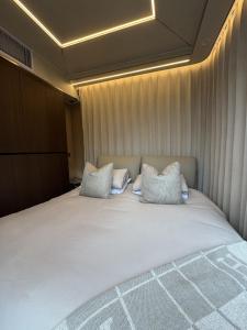 1 cama grande con 2 almohadas en una habitación en Galactic getaways JUPITER, en Prestatyn 1 foto más