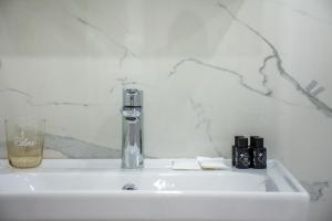 Ένα μπάνιο στο Cozy 1br & Sofabed With Two Inviting Balconies +22 φωτογραφίες