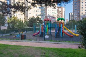 Ο χώρος παιχνιδιού για παιδιά στο Cozy 1br & Sofabed With Two Inviting Balconies