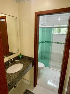 Ένα μπάνιο στο Residencial Esmeralda-Vista ao Mar