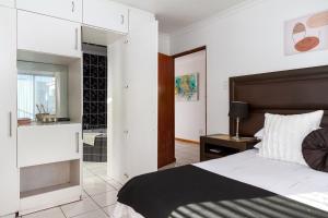 En eller flere senge i et værelse på Samos Retreat