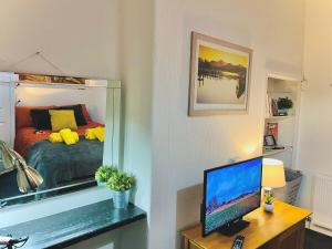 TV/trung tâm giải trí tại Ideal pay-as-you-stay 1-bed apartment in Preston