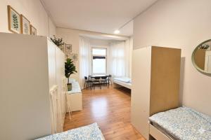 ein Wohnzimmer mit einem Zimmer mit einer Couch und einem Tisch in der Unterkunft L21-Apartment Flensburg, 5 Zimmer, 14 Betten, Standardisierte Ausstattung, ideal für Reisende, Pendler, Familien in Flensburg
