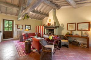 a living room with a couch and a table at Casa Dell'Ambasciatore in Vivo dʼOrcia