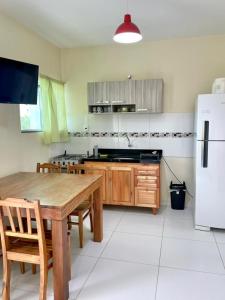 Η κουζίνα ή μικρή κουζίνα στο Residencial Esmeralda-Vista ao Mar +35 φωτογραφίες