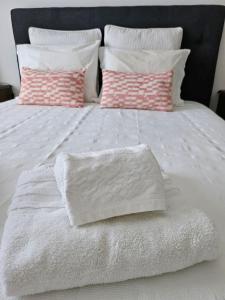 Postel nebo postele na pokoji v ubytování LUCINDA`S HOUSE