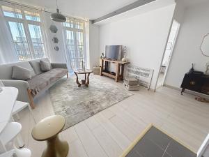 Margny-lès-CompiègneAppartement cocoon - La Villa的客厅里有一张沙发和一张桌子。