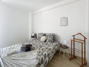 Margny-lès-CompiègneAppartement cocoon - La Villa的一间卧室配有一张床和被子