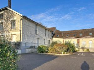 Margny-lès-CompiègneAppartement cocoon - La Villa的建筑物前的空停车场