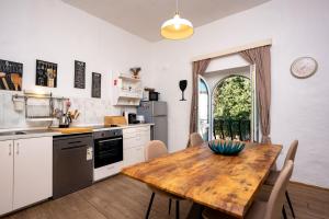 Kuchyň nebo kuchyňský kout v ubytování Apartment Julietta + 34 fotografií