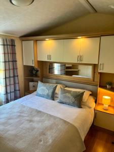 ein Schlafzimmer mit einem großen Bett mit weißen Schränken in der Unterkunft Number 51 in Arbroath