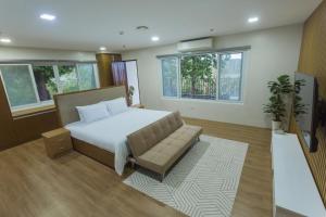 Ένα ή περισσότερα κρεβάτια σε δωμάτιο στο Vine and Canopy +115 φωτογραφίες