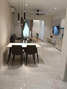 吉隆坡Quill Resort Suites Star House的一间带桌椅的餐厅和客厅