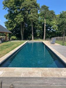 Πισίνα στο ή κοντά στο Château de Marigny - Piscine Privée 8000m2 Jardin