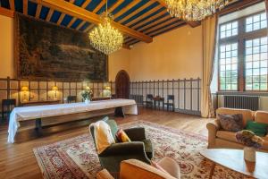 Ένα ή περισσότερα κρεβάτια σε δωμάτιο στο Château de Marigny - Piscine Privée 8000m2 Jardin +22 φωτογραφίες