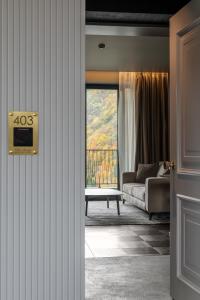 een woonkamer met een bank en een raam bij Villa Rossa Luxury & Spa Residence in Narechenski Bani