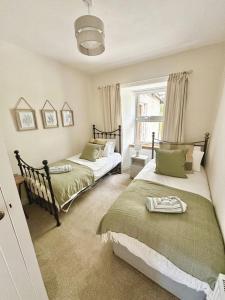 ein Schlafzimmer mit zwei Betten und einem Fenster in der Unterkunft Dunmore Cottage in Whitehouse + 16 Fotos