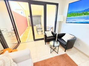 un salon avec un canapé et une chaise dans l'établissement Independent Studio dans maison, à Avignon