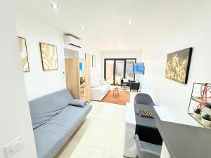 un salon avec un lit et une salle à manger dans l'établissement Independent Studio dans maison, à Avignon