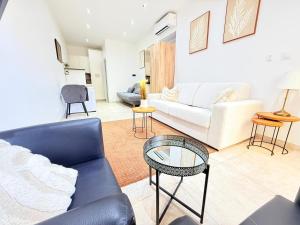 un salon avec un canapé et une table dans l'établissement Independent Studio dans maison, à Avignon 7 autres photos