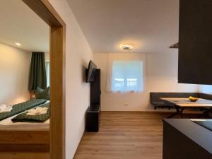 Una sala de estar con cocina y comedor. en Haus Schernthaner, en Saalbach Hinterglemm 4 fotos más