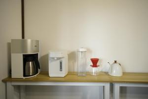 una encimera con cafetera y licuadora en Dear Hostel Hakuba, en Hakuba