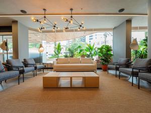 Una sala de estar con un sofá y una mesa de café. en Ibis Florianopolis, en Florianópolis