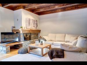 a living room with a couch and a fireplace at Carreretes de Alma de Nieve in Barruera