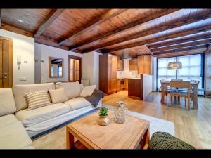 a living room with a couch and a table at Carreretes de Alma de Nieve in Barruera