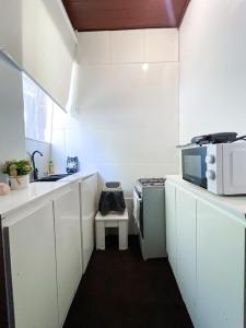 Кухня или мини-кухня в Modern One Bedroom Apartment Near Ecowas Asokoro
