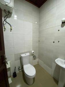 Ванная комната в Modern One Bedroom Apartment Near Ecowas Asokoro