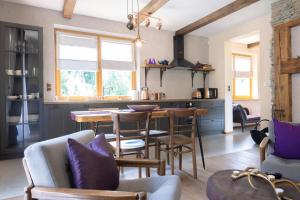 Χώρος καθιστικού στο Apartamenty Wiśniowe Wzgórze - strefa SPA oraz parking w cenie pobytu - spokojna okolica