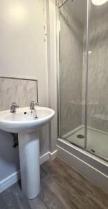 Koupelna v ubytování Central Guest House