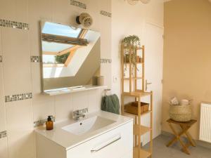 Ванная комната в Maison lumineuse, proche plage et nature +17 фотографий