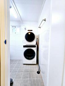 a small kitchen with a stove in a room at 숲애스테이 in Hagwanggyo-dong