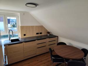 - une cuisine avec un évier et une table en bois dans l'établissement FeWo Relaxfit, à Bad Buchau