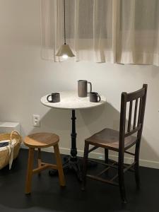 首尔stay early mansion 가산, 홍대, 고척돔的一张桌子,两把椅子,一张桌子,两杯 更多80张照片