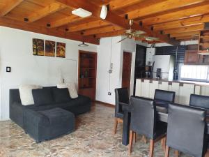 Posezení v ubytování Casa 2 dormitorios con pileta