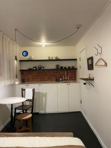 a room with a table and a kitchen with a table and chairs at stay early mansion 가산, 홍대, 고척돔 in Seoul