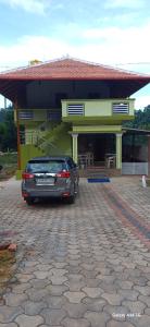 ein vor einem Haus geparktes Auto in der Unterkunft Vanashree Homestay Galamudi in Sringeri + 4 Fotos